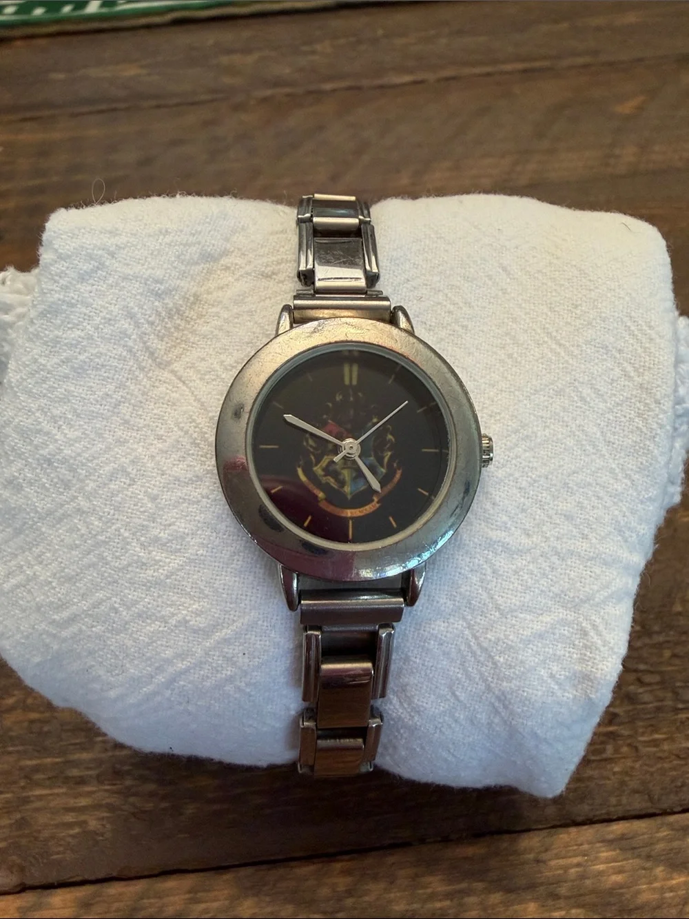 Vintage Harry Potter Hogwarts Crest Watch Silver Tone Collectors Piece untested
